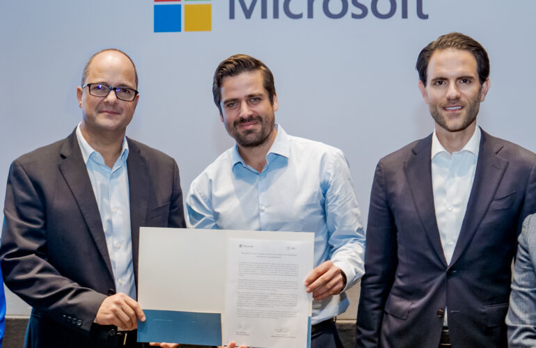 Grupo Mariposa y Microsoft firman convenio para impulsar las habilidad digitales en Guatemala